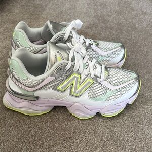 New Balance 9060 rare color size 8.5 women’s like new ( try on )